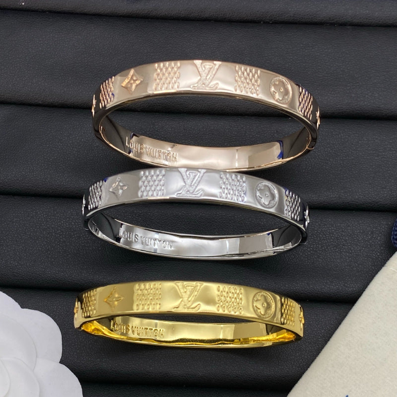 Pulsera rígida tipo banda con monograma grabado