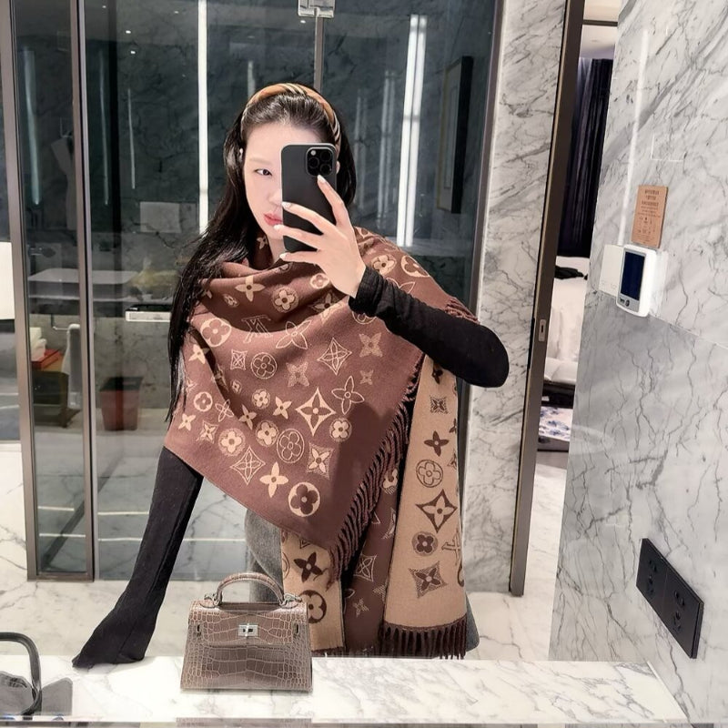 Bufanda cruzada con monograma floral integral