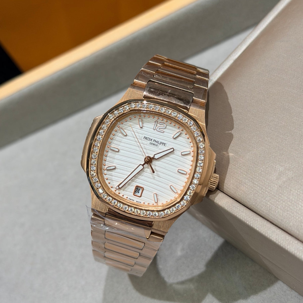 35 mm gold-tone watch - White - crystal-set bezel