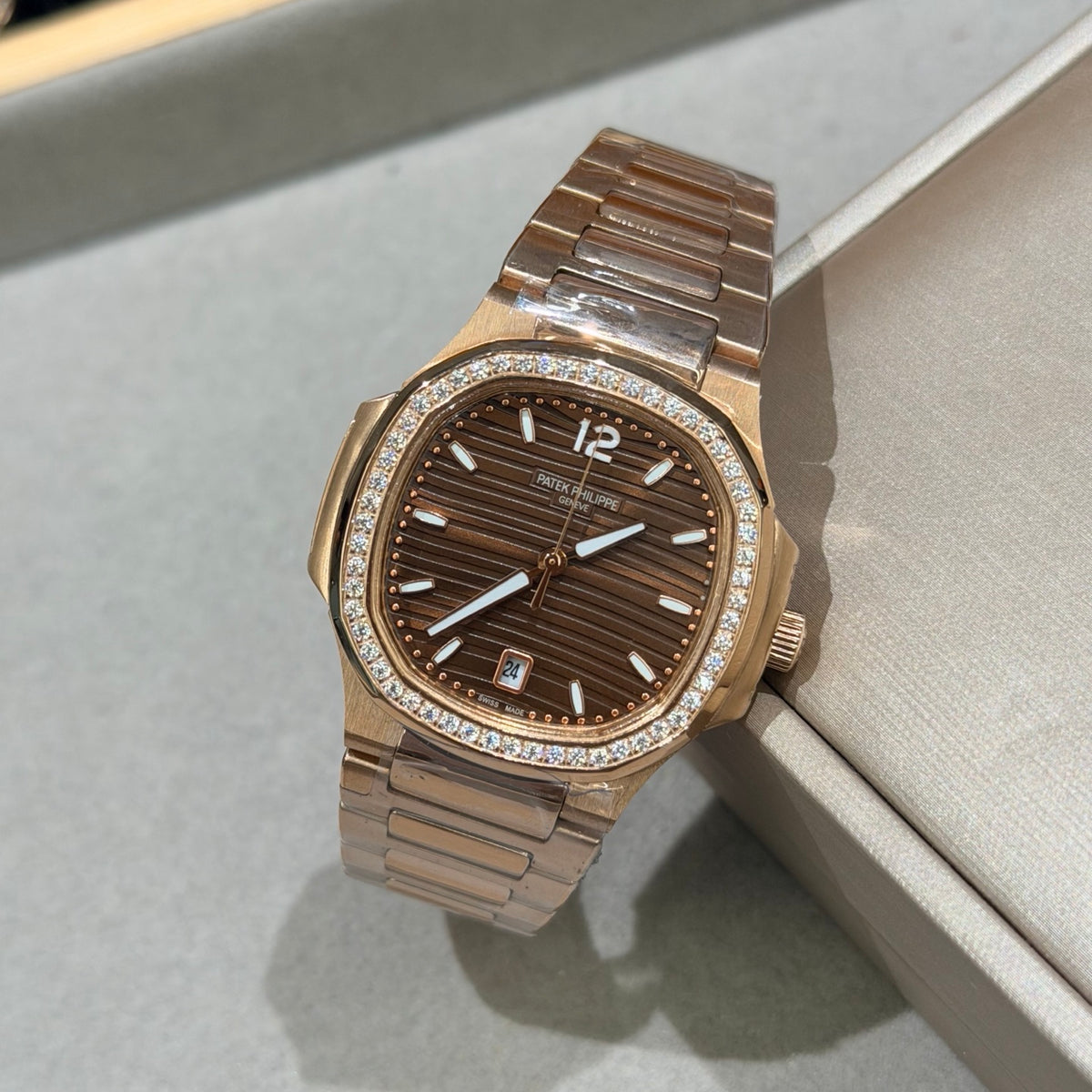 35 mm gold-tone watch - Brown - crystal-set bezel