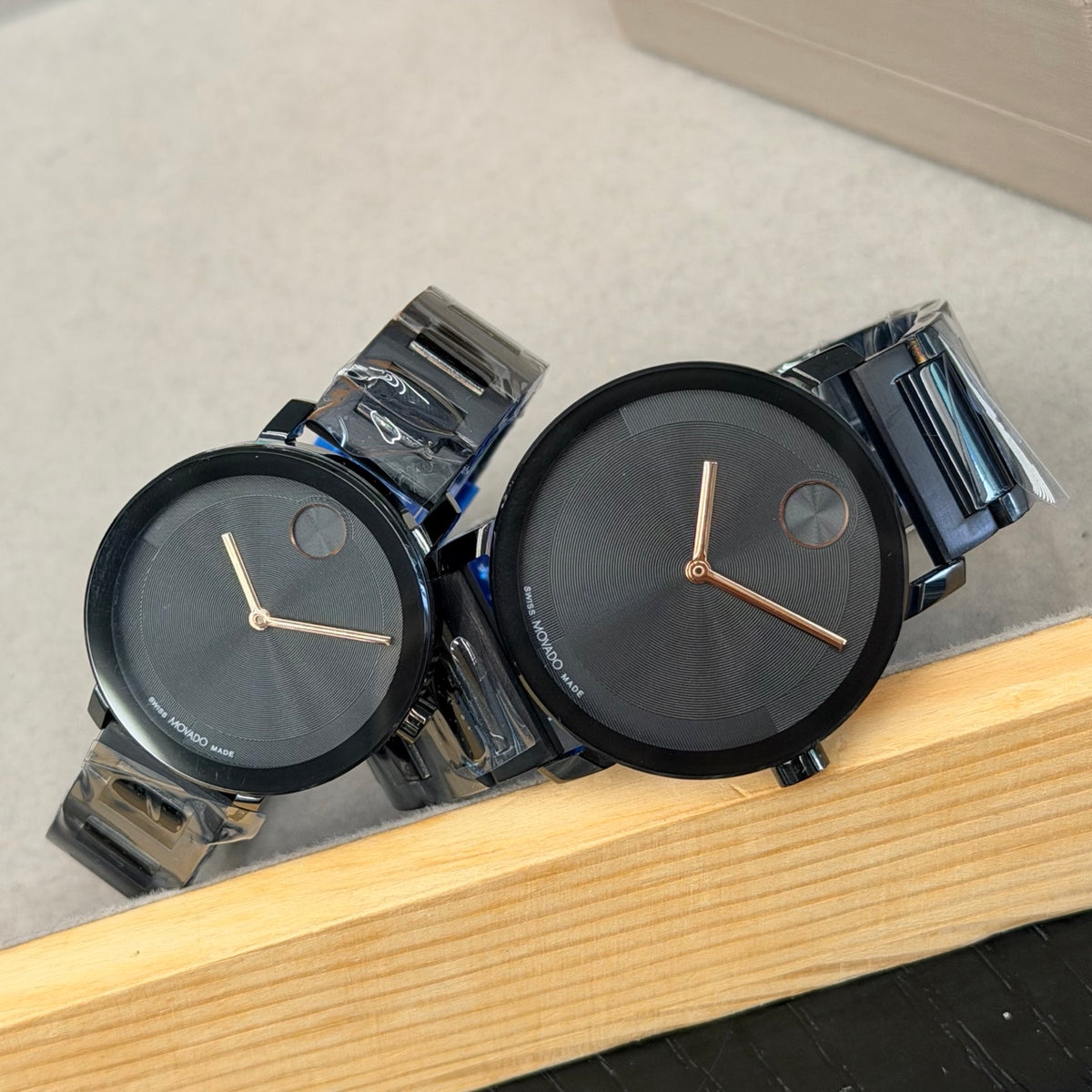 Black bracelet watches in 34 mm and 40 mm