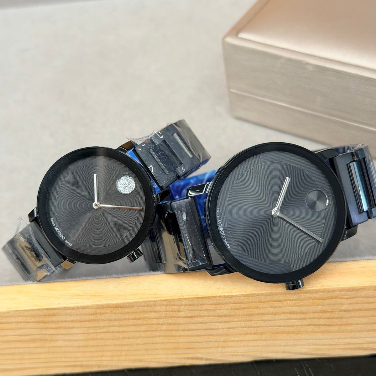Black bracelet watches in 34 mm and 40 mm