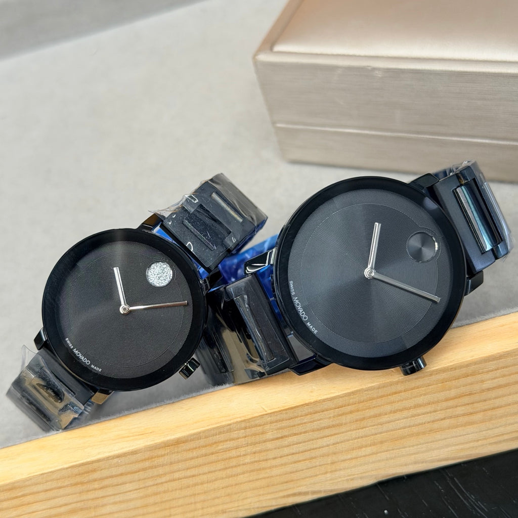 Black bracelet watches in 34 mm and 40 mm