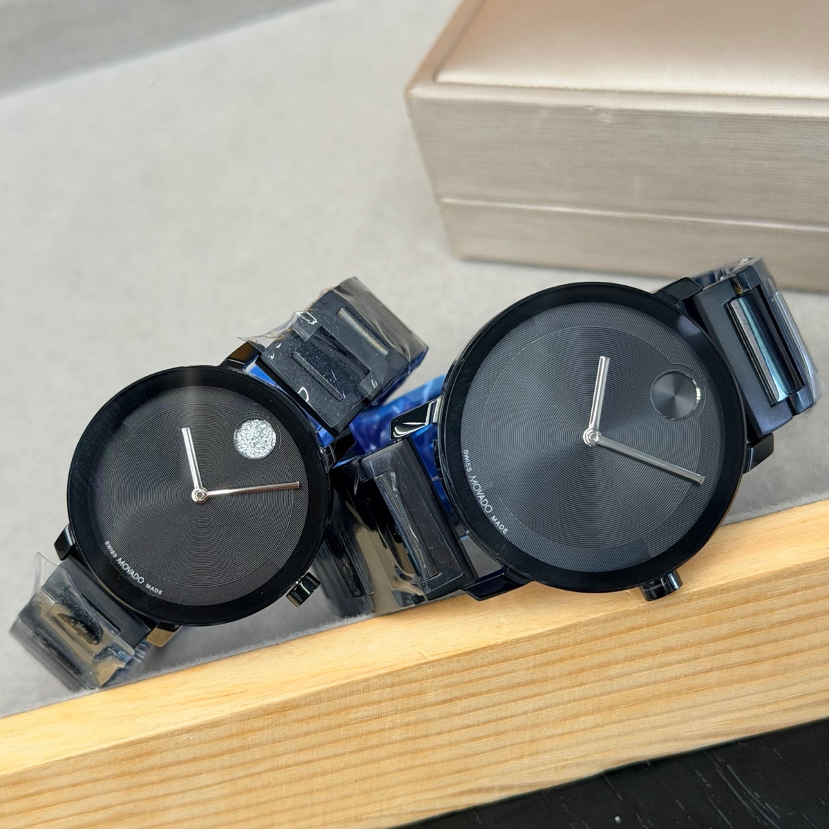 Black bracelet watches in 34 mm and 40 mm