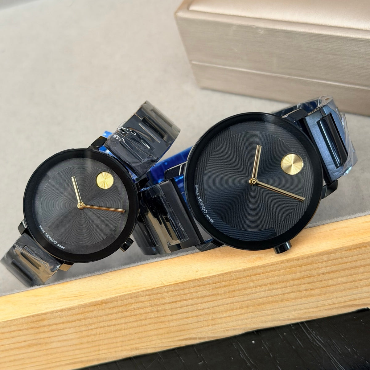 Black bracelet watches in 34 mm and 40 mm