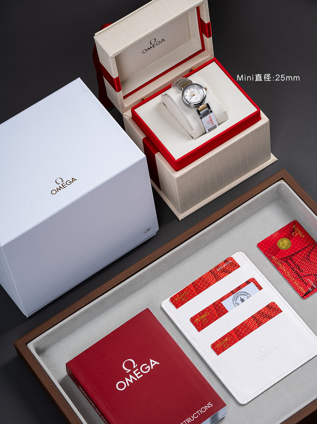 25 mm two-tone bracelet watch presentation
