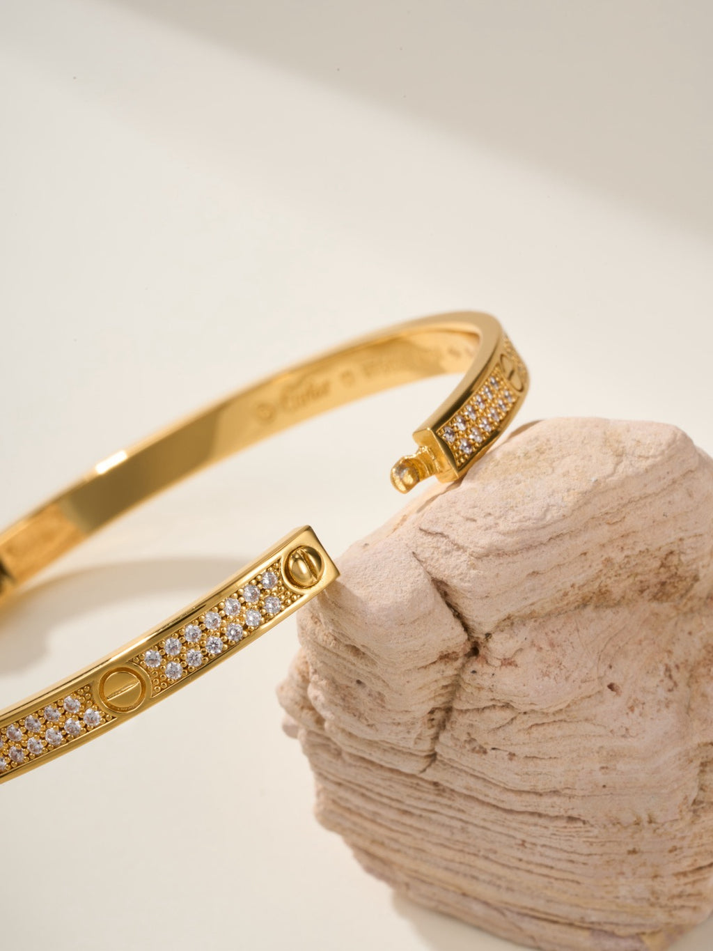 Bracelet jonc clouté à vis apparentes