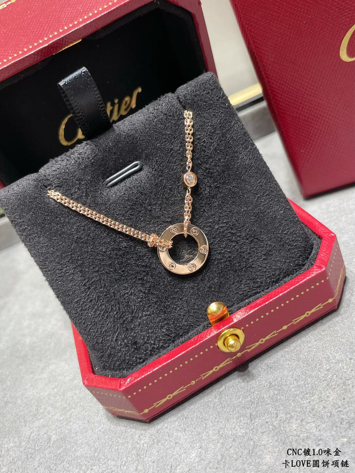 Collier circulaire à double chaîne et clous décoratifs