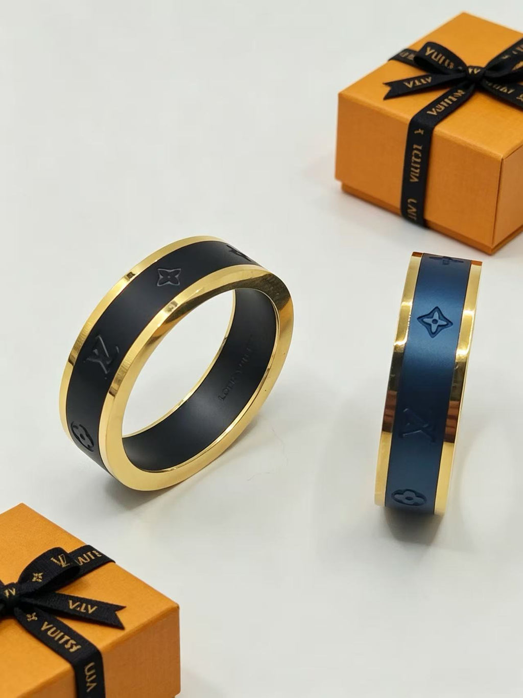 Anillo tipo banda bicolor con monograma - Tallas 6–11