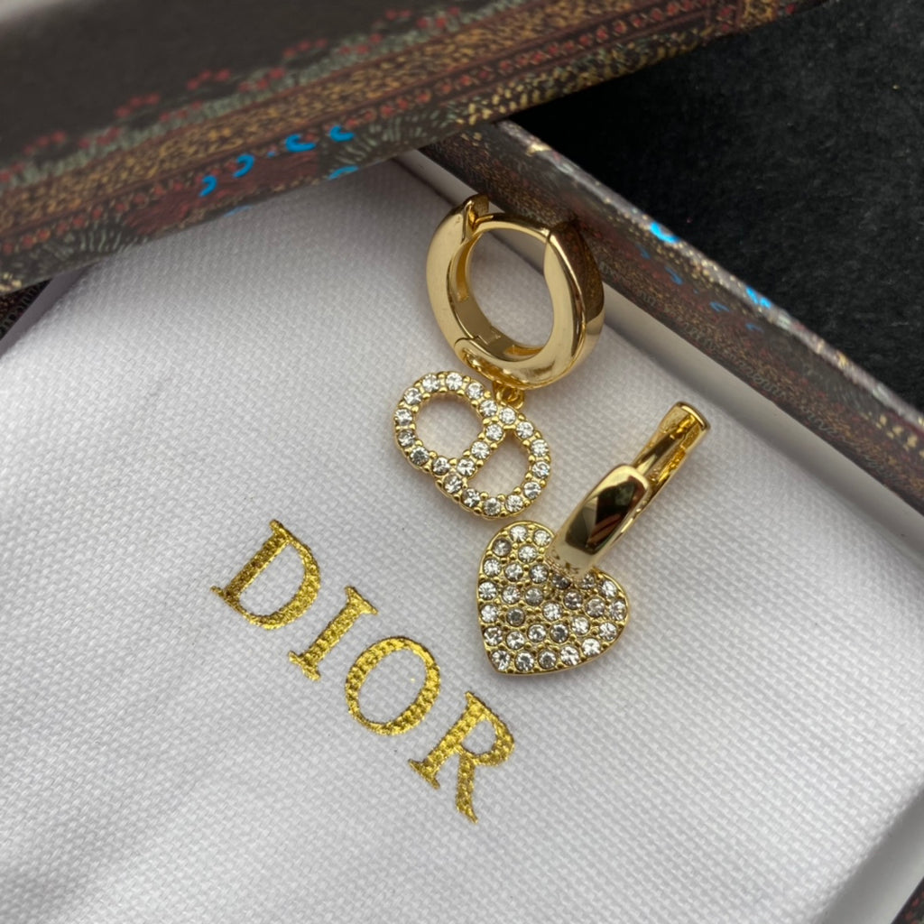 Pendientes de aro asimétricos con charms de corazón y óvalo
