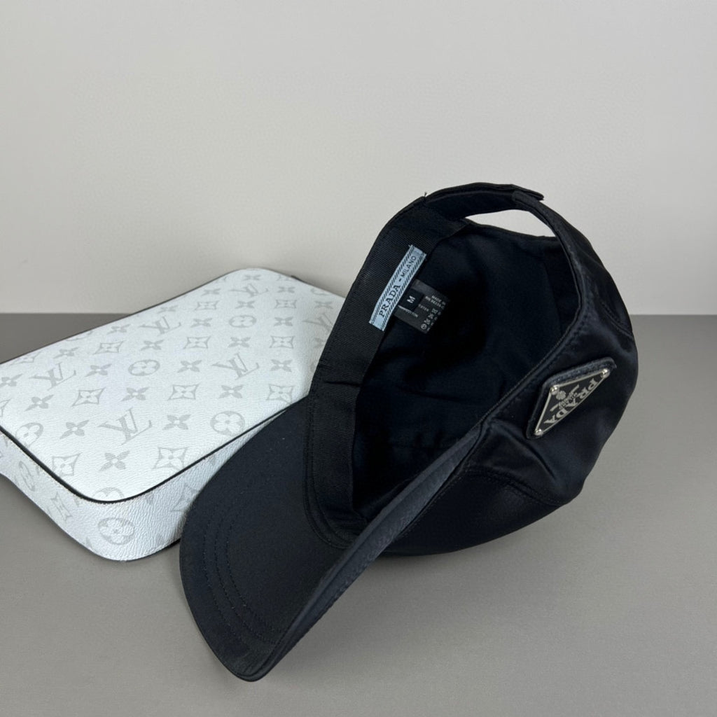 Gorra de béisbol con emblema triangular