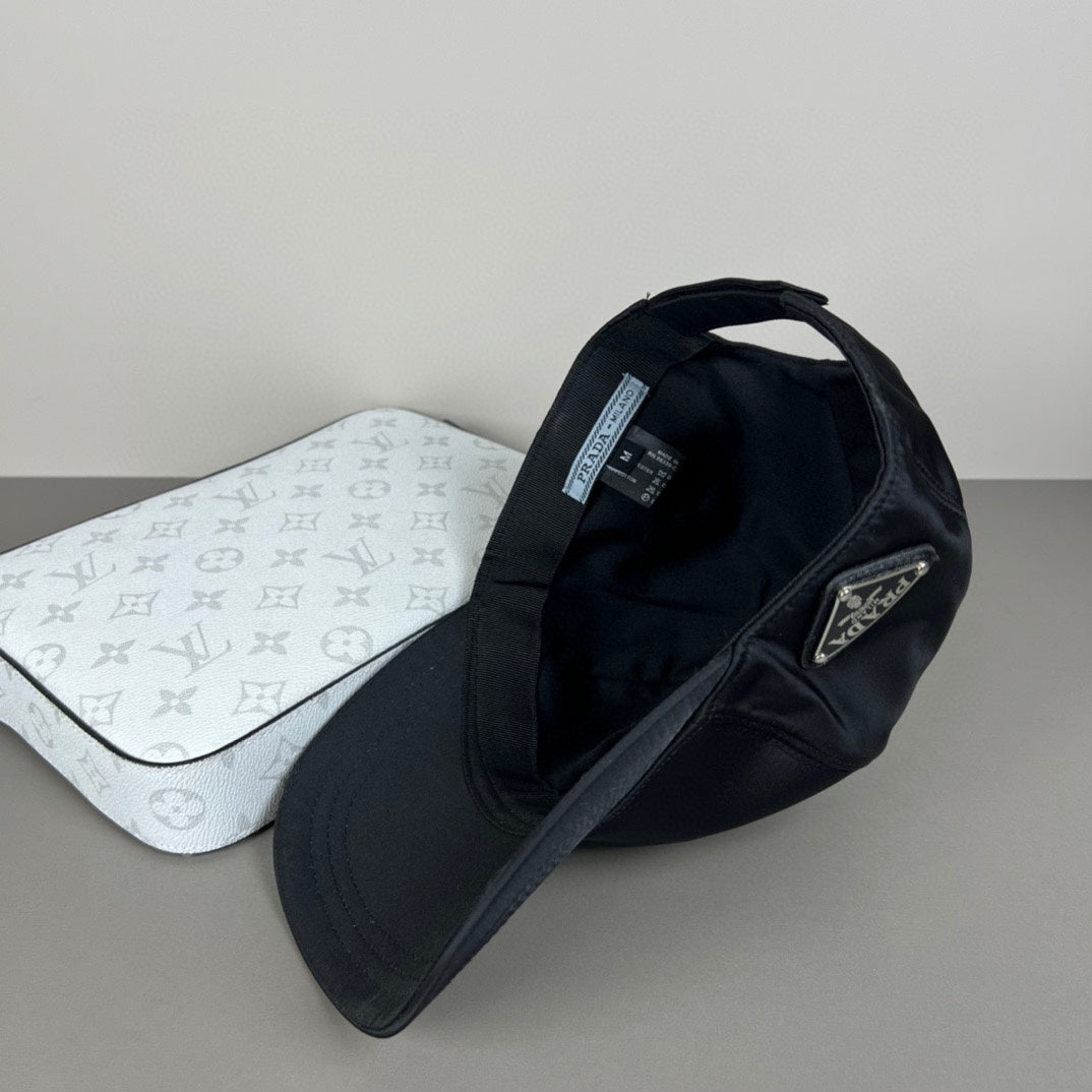 Gorra de béisbol con emblema triangular