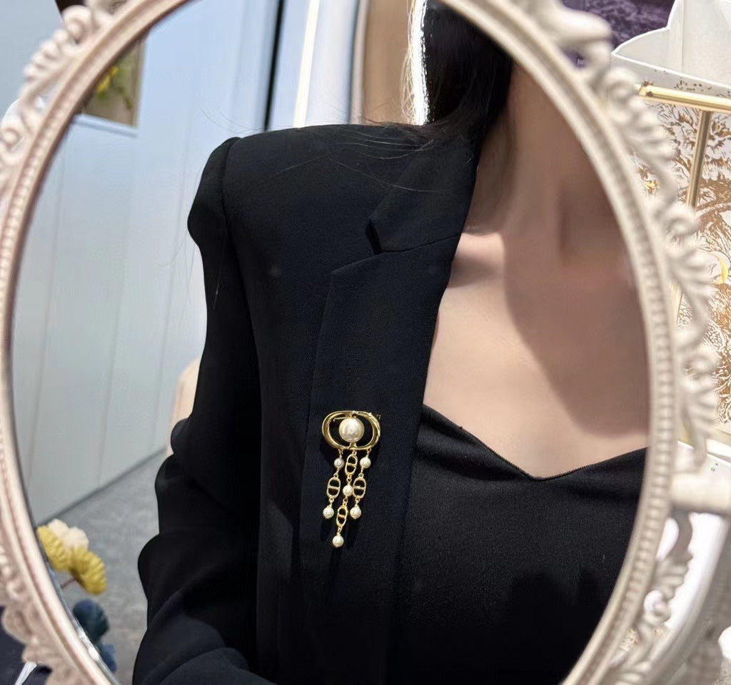 Broche de barra con cuentas ovaladas y borlas de eslabones