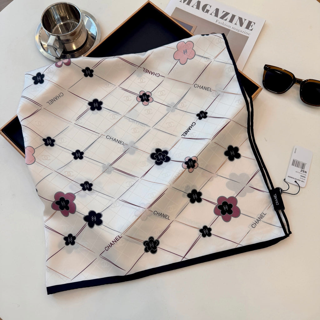 Foulard carré à motif floral et treillis de losanges - 90 x 90 cm