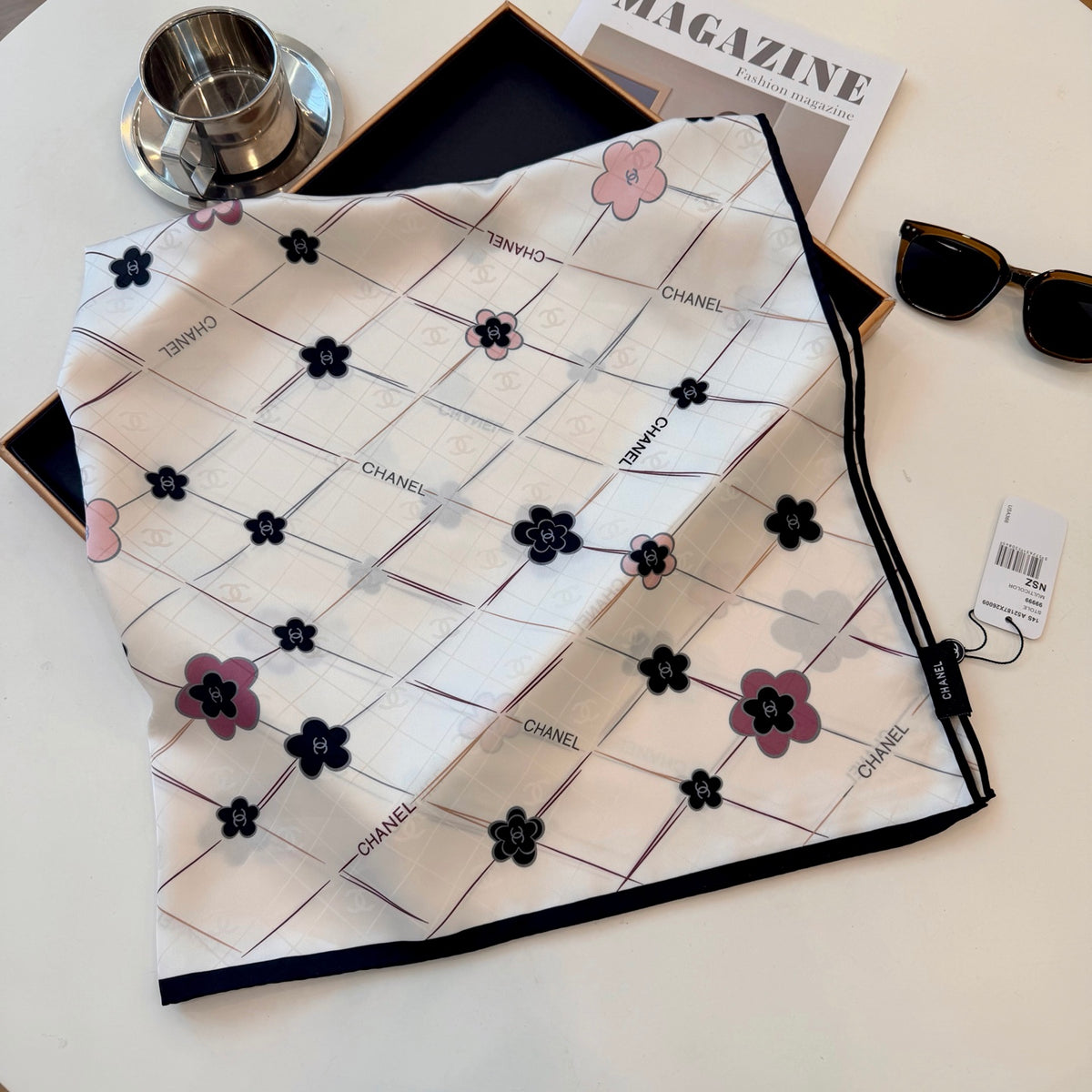 Foulard carré à motif floral et treillis de losanges - 90 x 90 cm