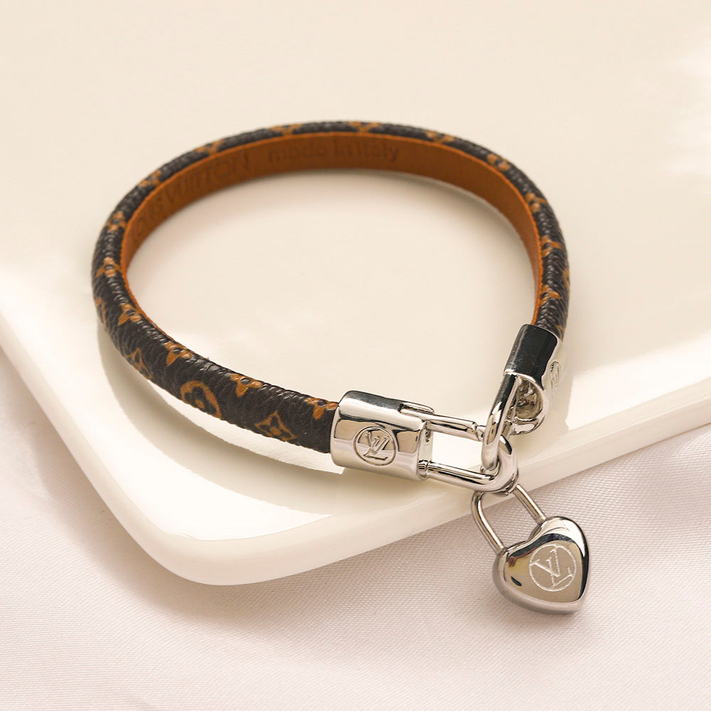 Pulseira de aço inoxidável 304 com monograma e pendente em forma de coração