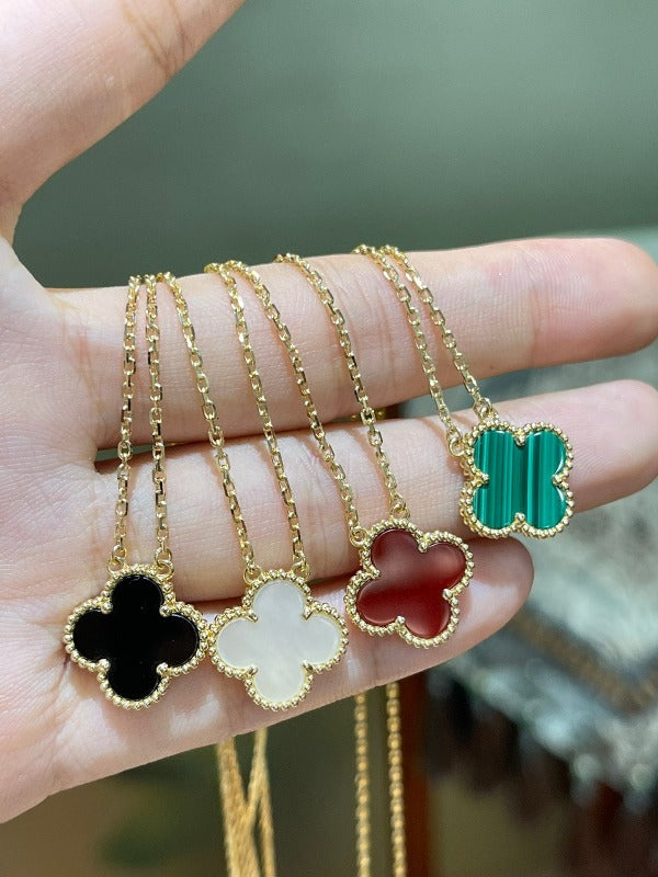 Collar con colgante de cuadrifolio con incrustaciones de color