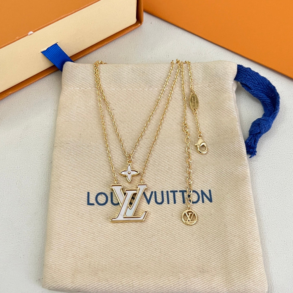 Collar con colgante de monograma en capas