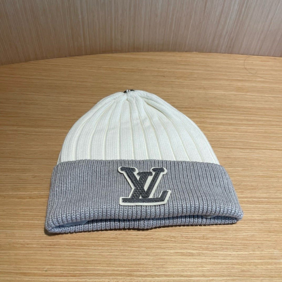 Bonnet en maille côtelée avec emblème lettre