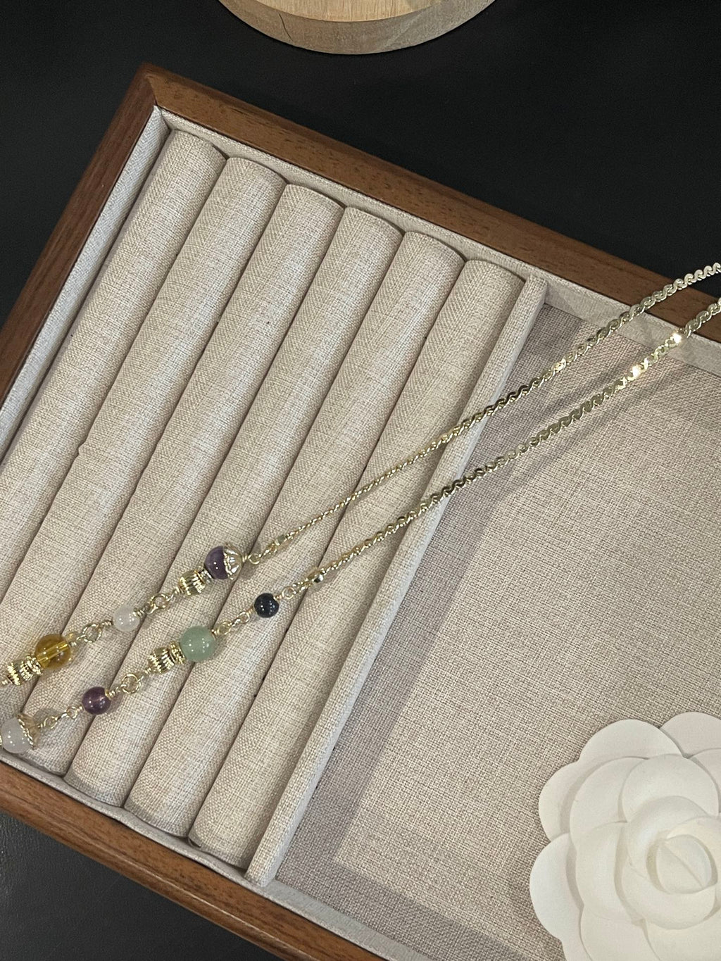 Colar com pendente artesanal de missangas e borla comprida em tom dourado