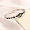 Bracelet jonc rond monogrammé avec incrustation colorée en acier inoxydable 304