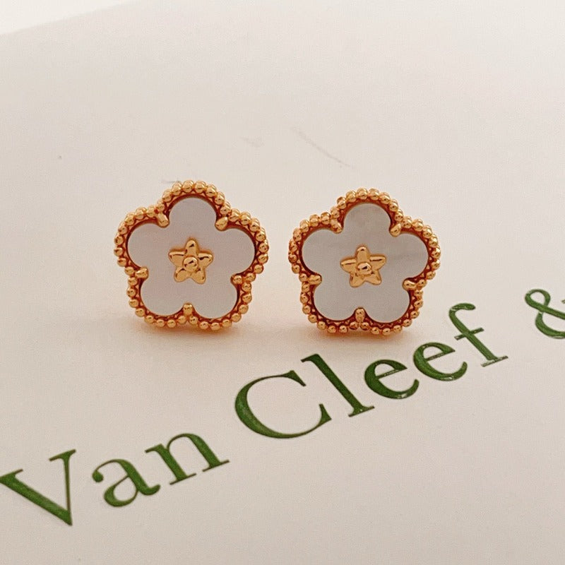 Boucles d'oreilles puces contour de fleur en perles