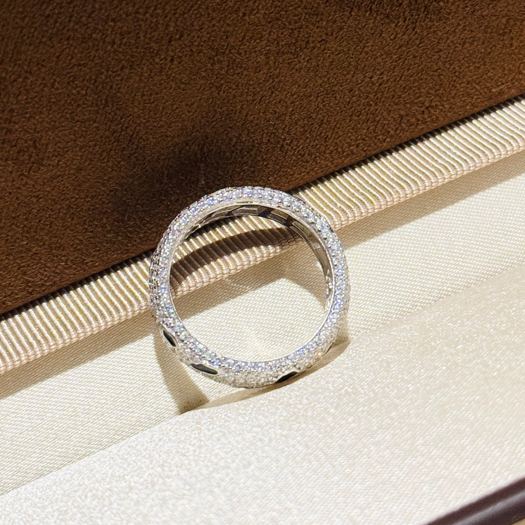 Anillo de banda con diseño de puntos pavé en tono plateado