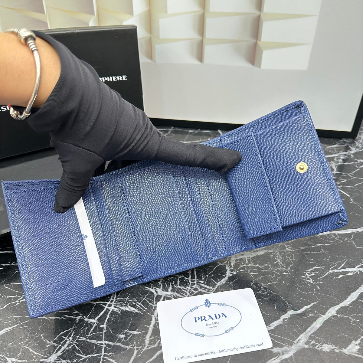 Cartera de solapa larga con emblema triangular 031
