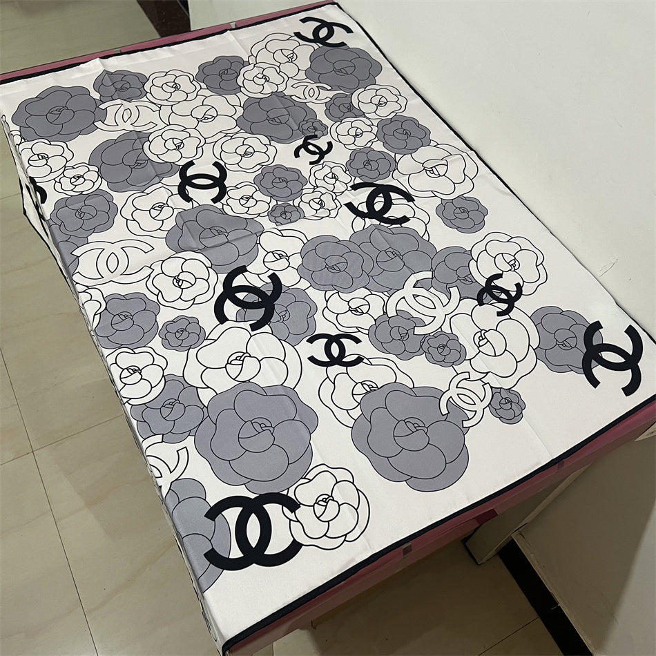 Lenço Quadrado Camélia e Monograma - 90 x 90 cm