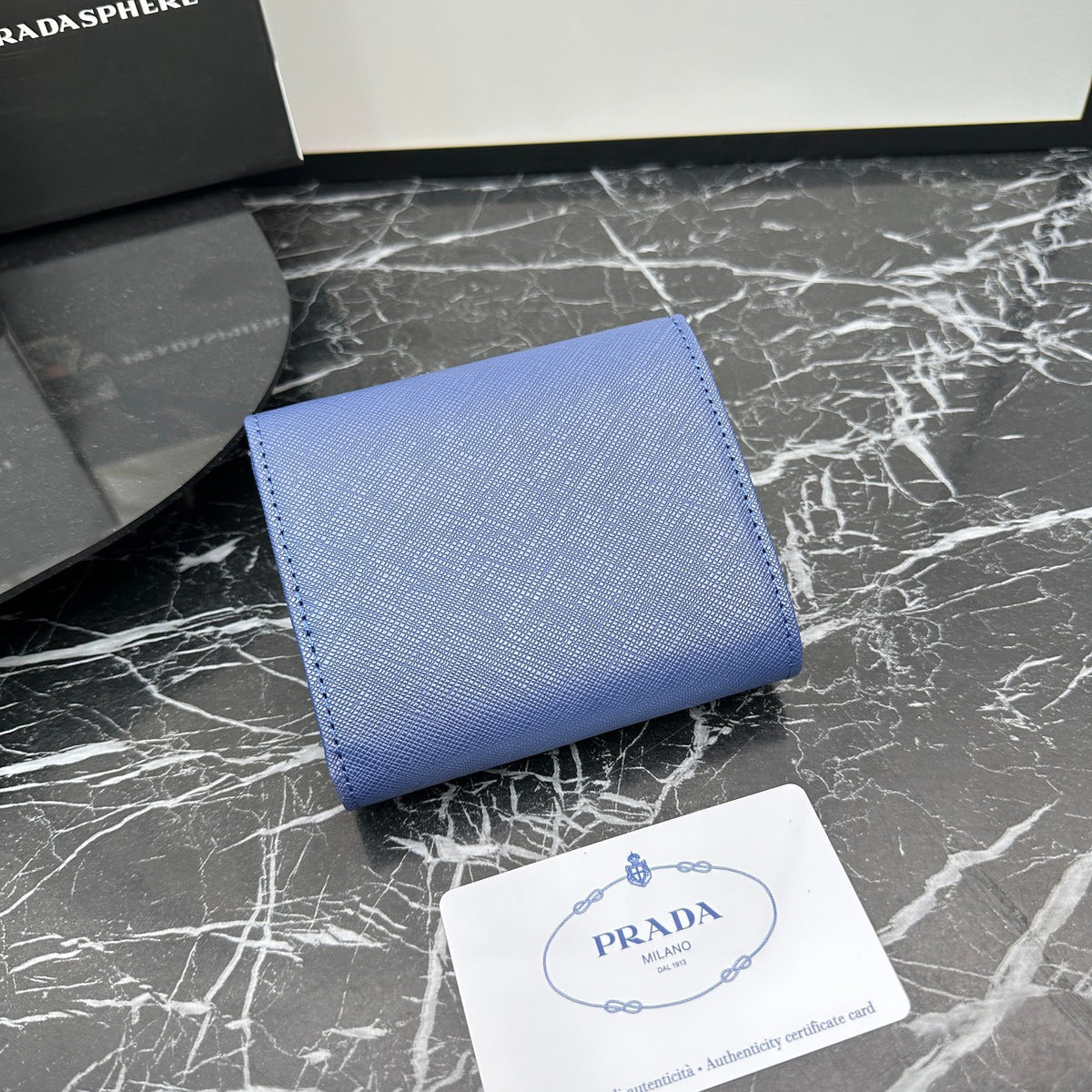 Cartera de solapa larga con emblema triangular 031