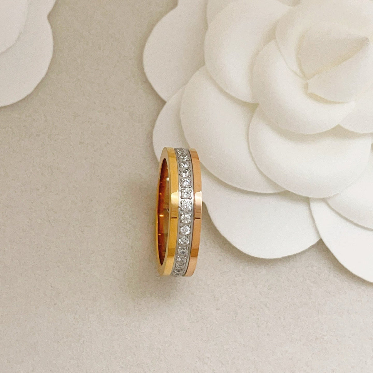 Anillo de banda en tono dorado con hilera de pavé incrustada