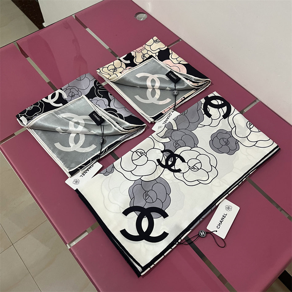 Lenço Quadrado Camélia e Monograma - 90 x 90 cm
