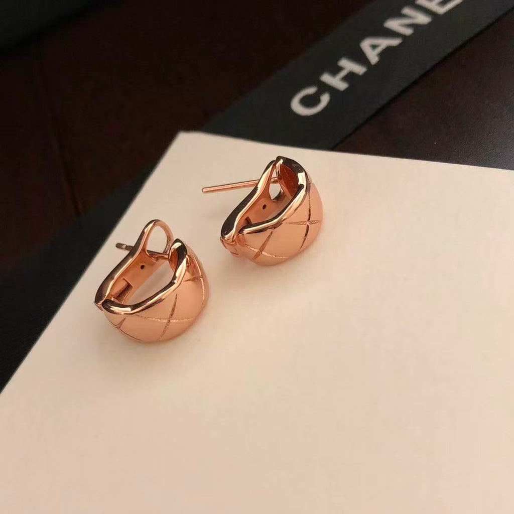 Aretes huggie con patrón de diamante pulido