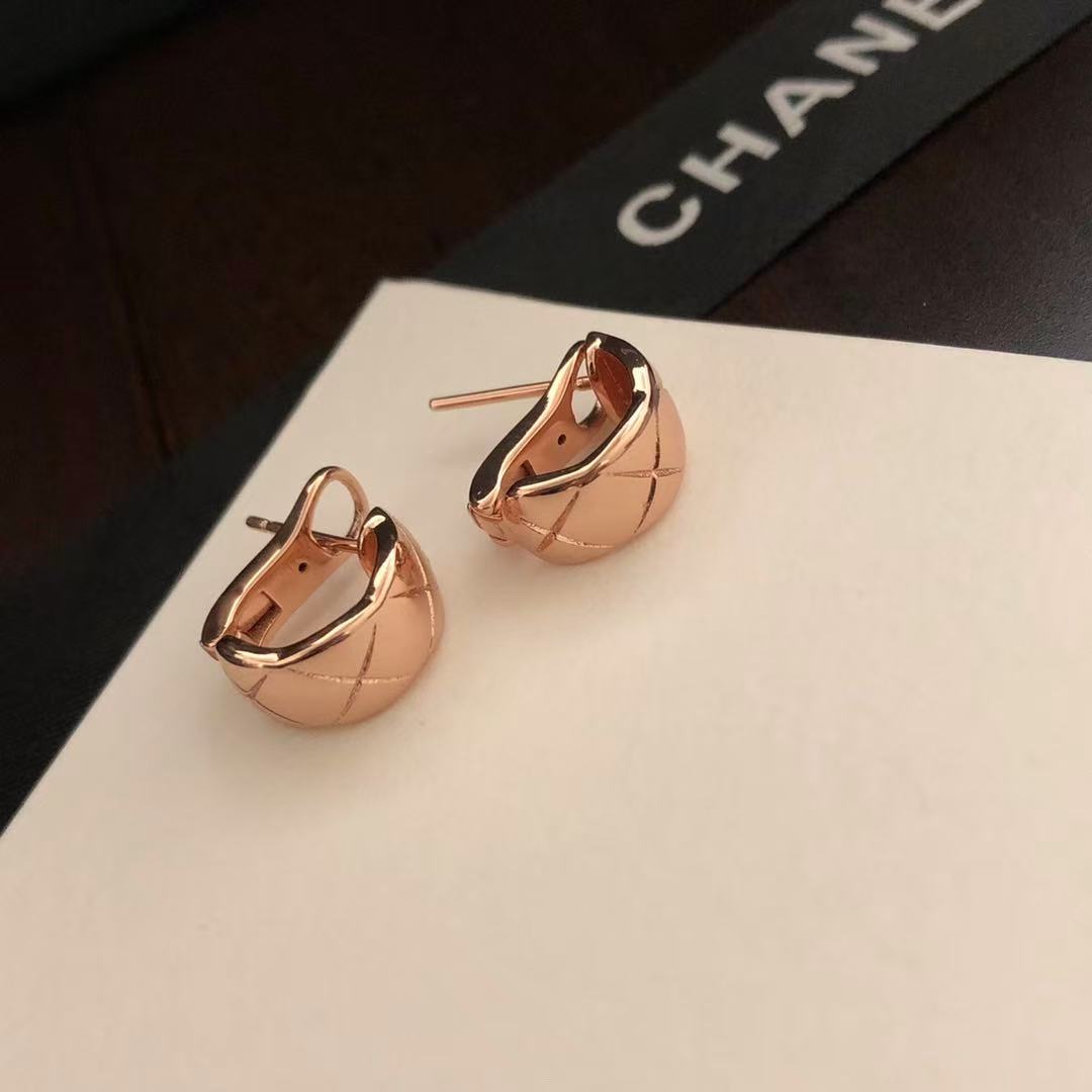 Polished Diamond-Pattern Huggie Earrings