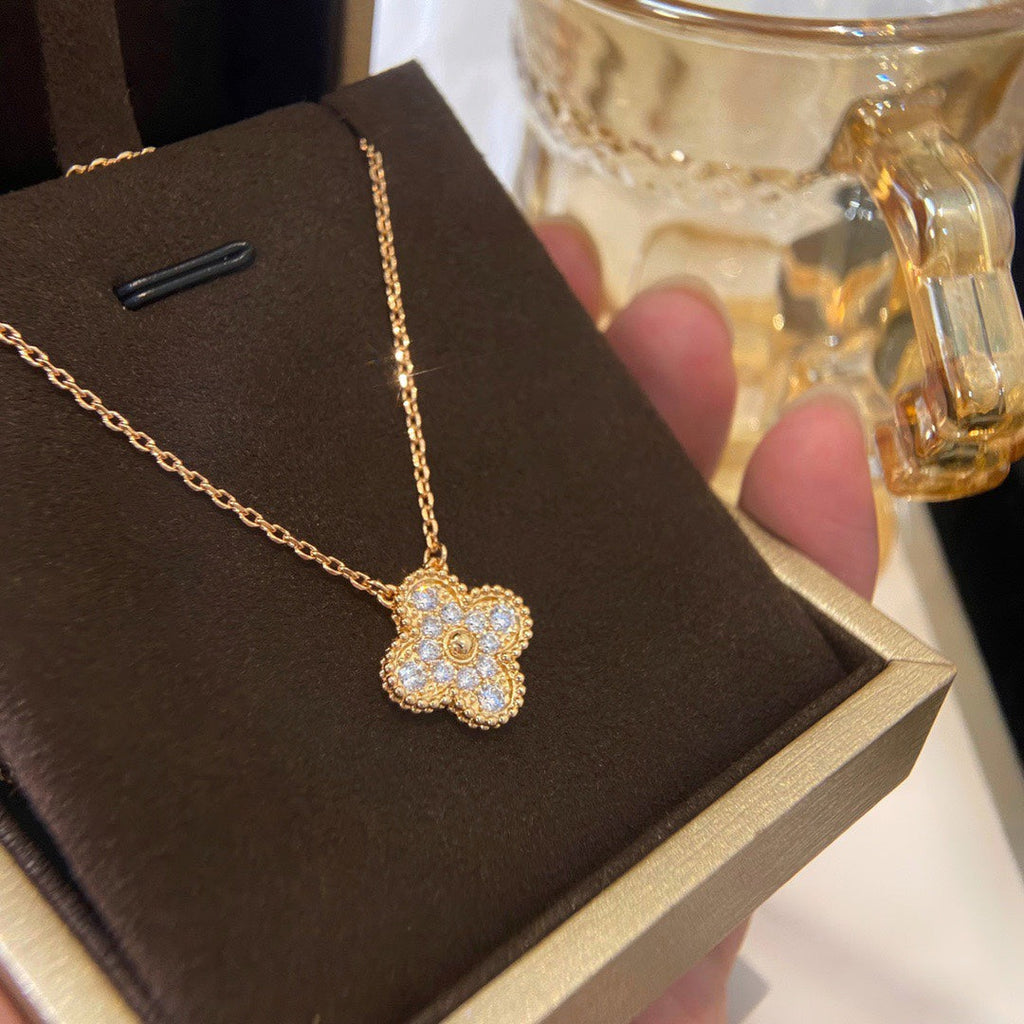 Colar com Pendente Quatrefoil Cravejado