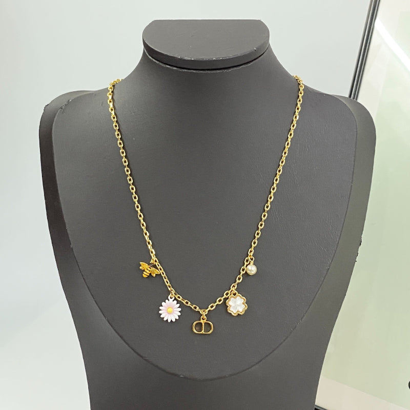 Collier floral et perles imitation nacre