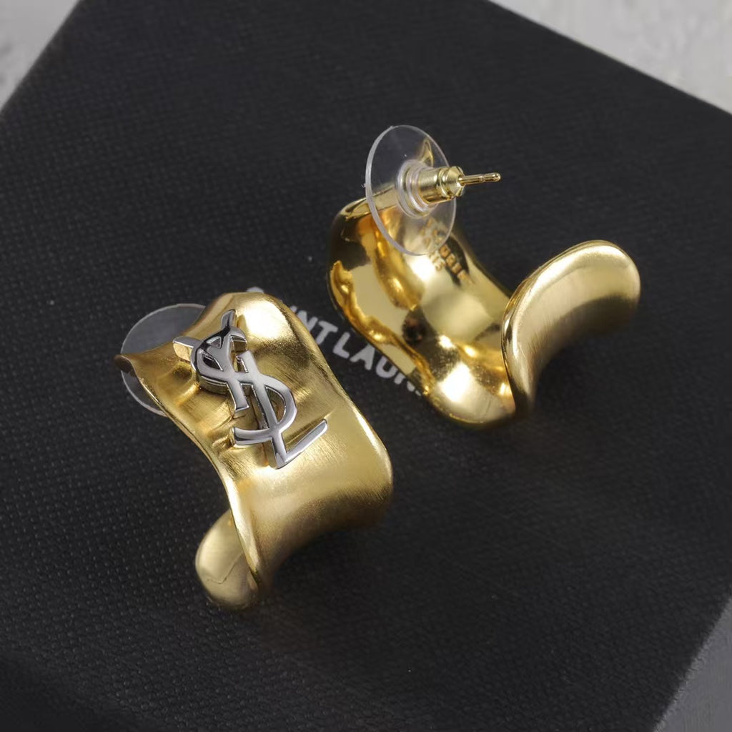 Brincos de mola com emblema quadrado de dois tons