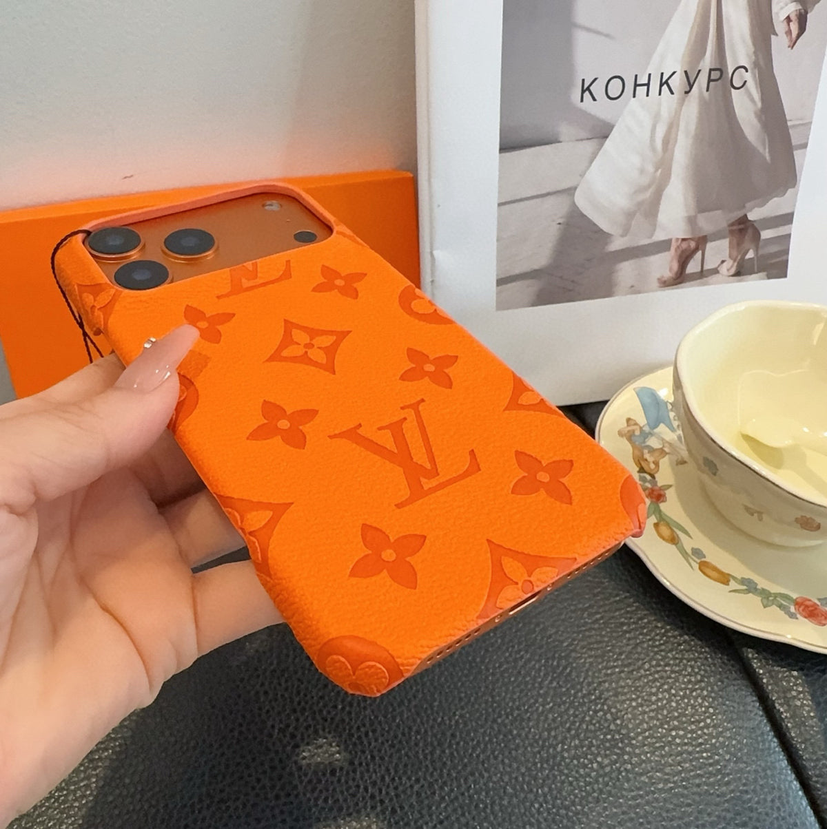 Funda para teléfono con monograma y detalle de letra metálica