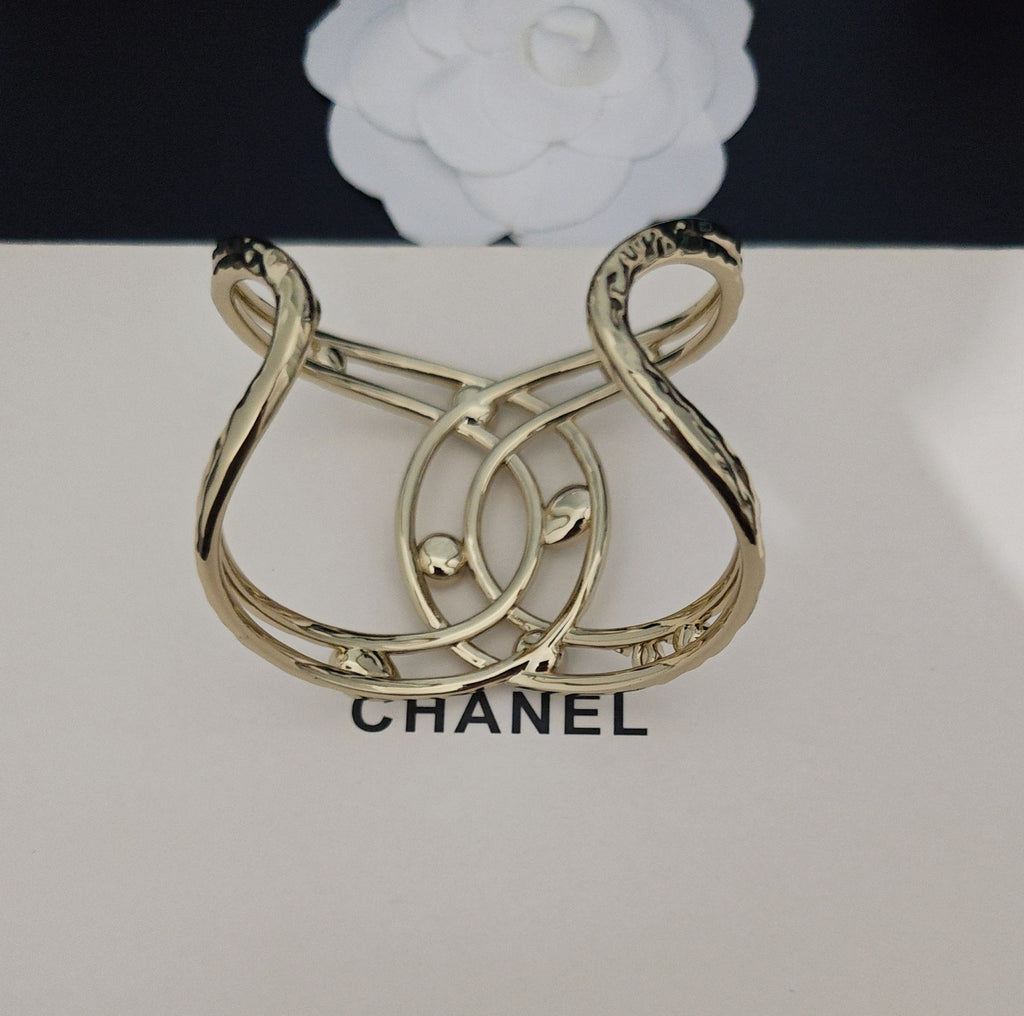 Pulsera rígida entrelazada con detalles de piedra