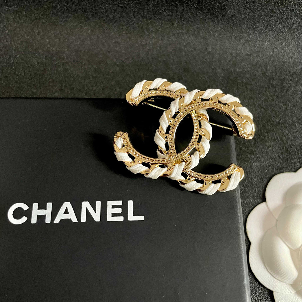 Chain-Edge Emblem Brooch with Contrast Inlay