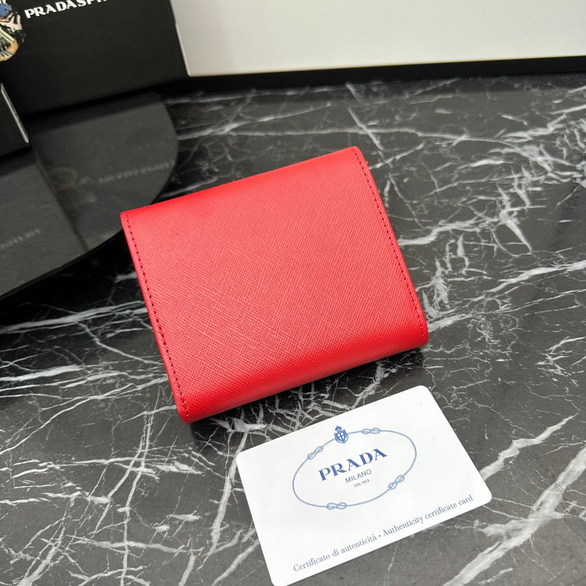 Cartera de solapa larga con emblema triangular 031