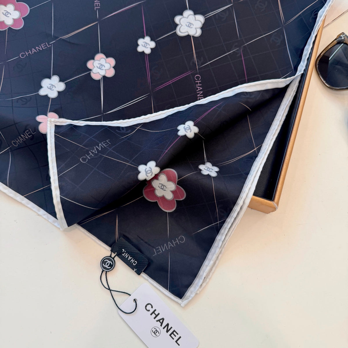 Foulard carré à motif floral et treillis de losanges - 90 x 90 cm