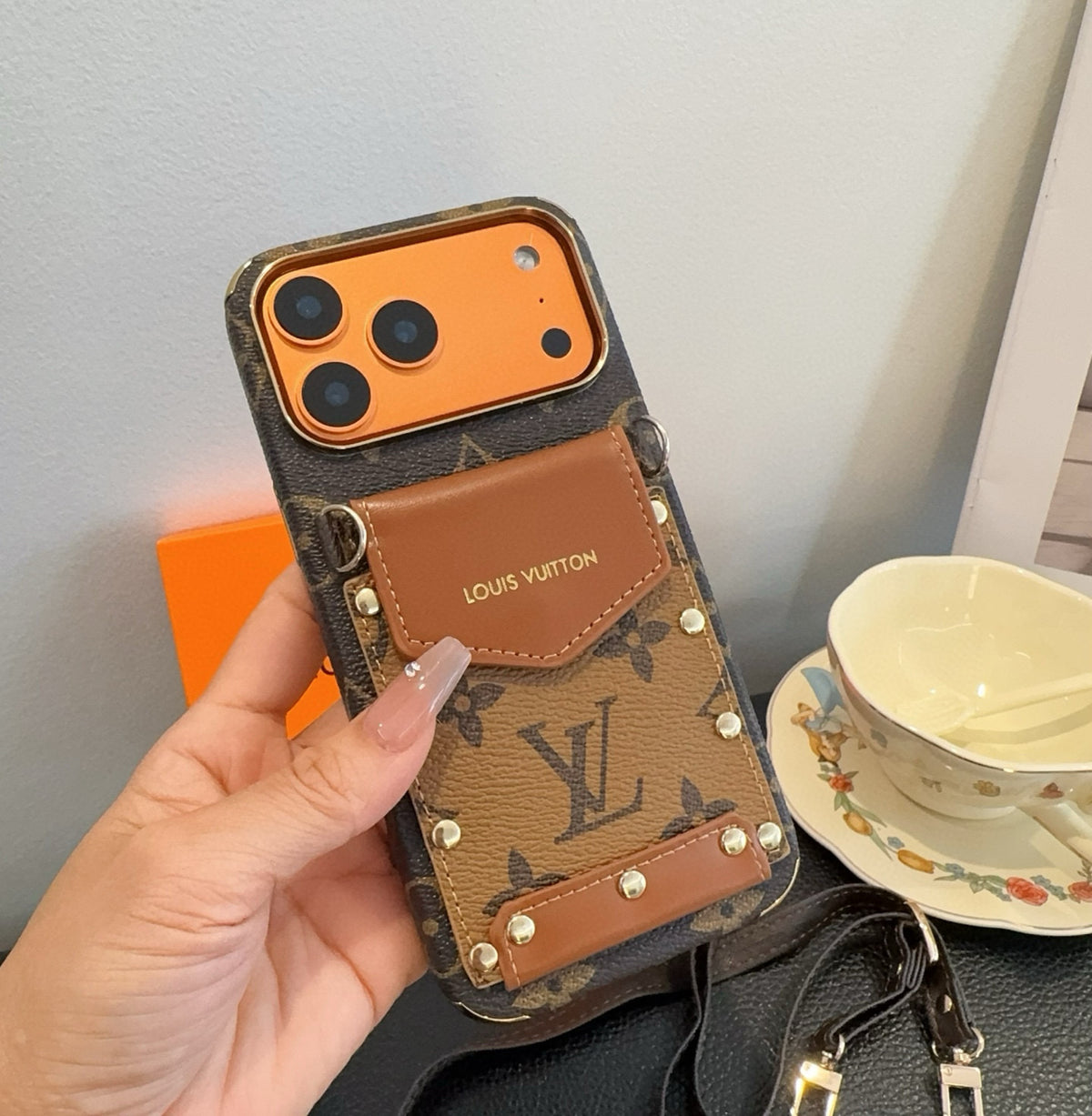 Funda para teléfono con bolsillo de solapa y monograma con correa