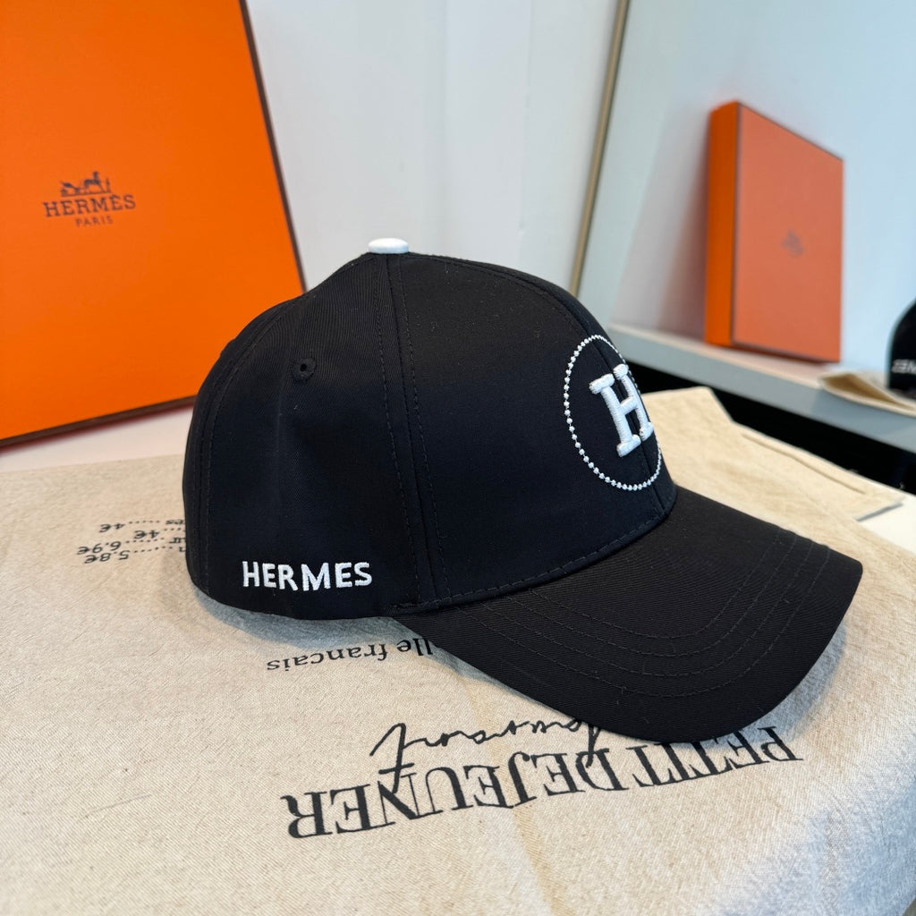 Gorra de béisbol con motivo de círculo y letra H
