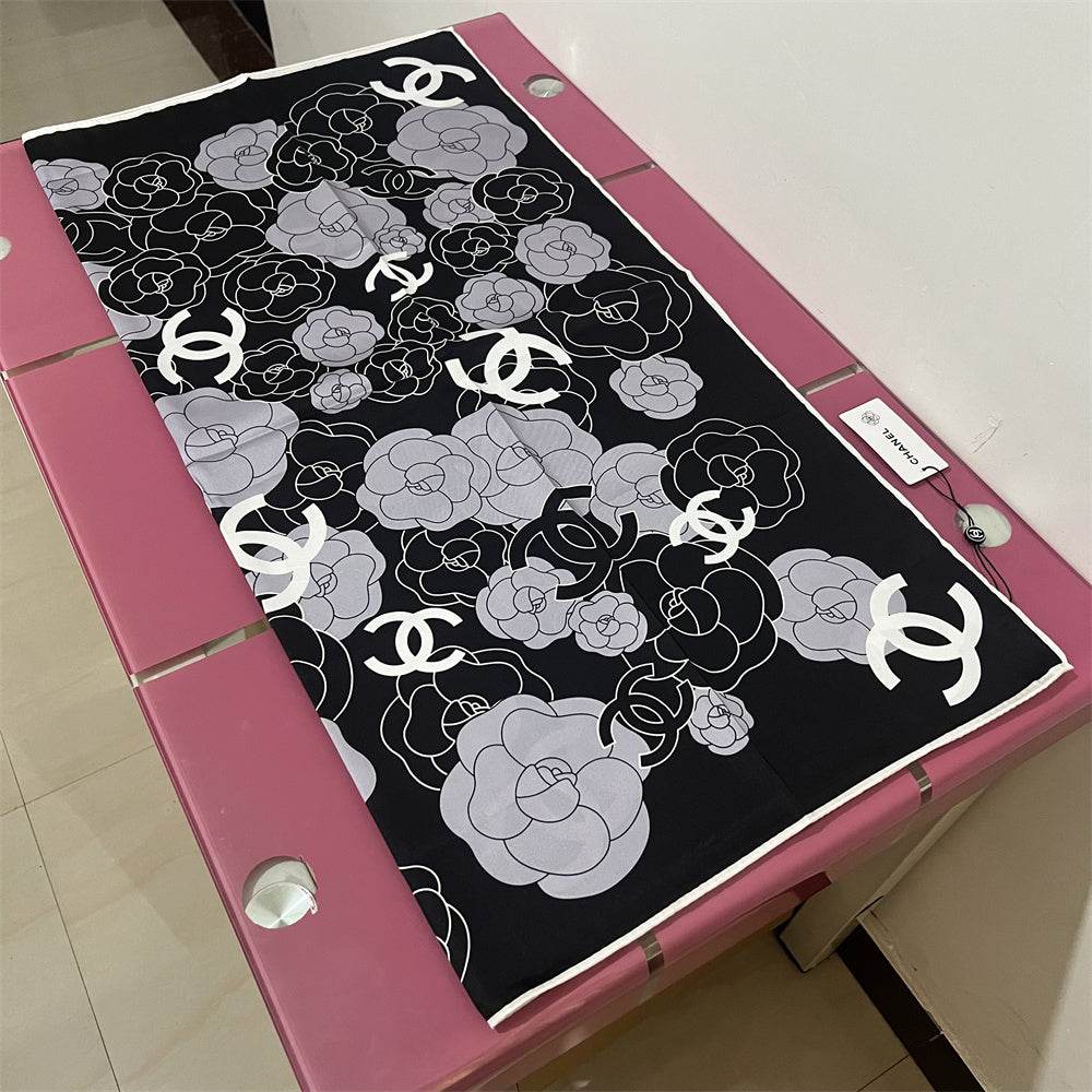 Lenço Quadrado Camélia e Monograma - 90 x 90 cm