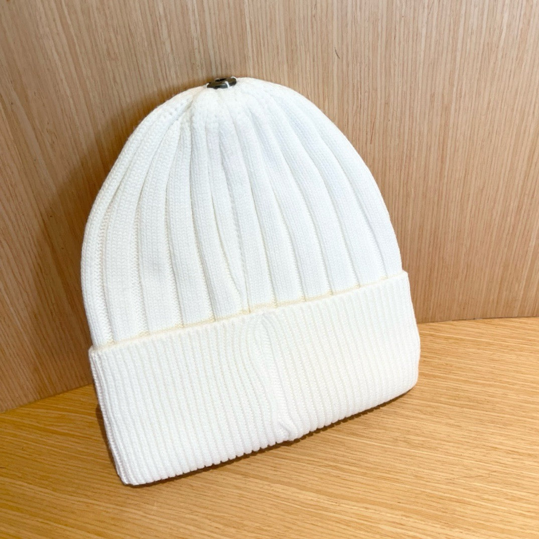 Bonnet en maille côtelée avec emblème lettre