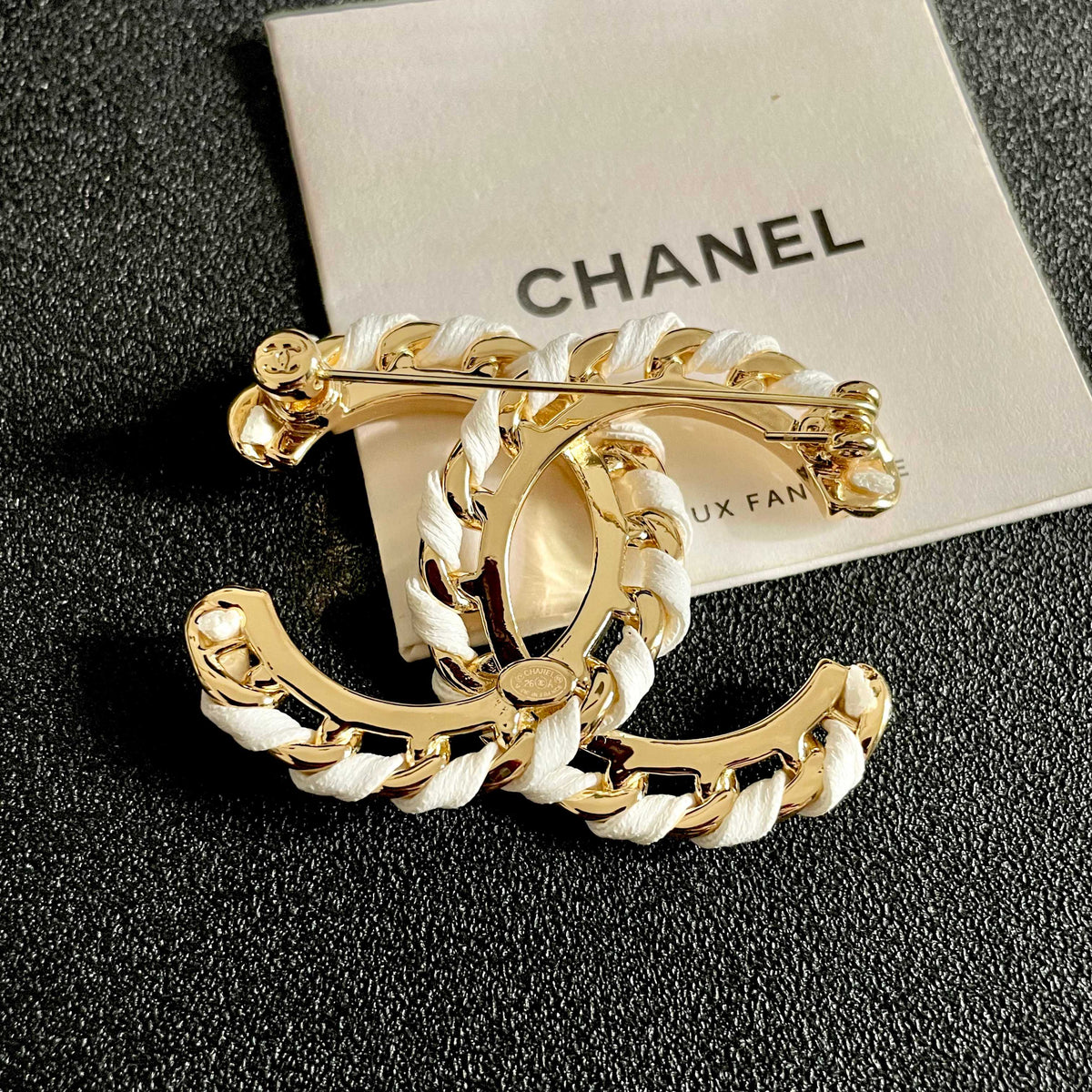 Chain-Edge Emblem Brooch with Contrast Inlay