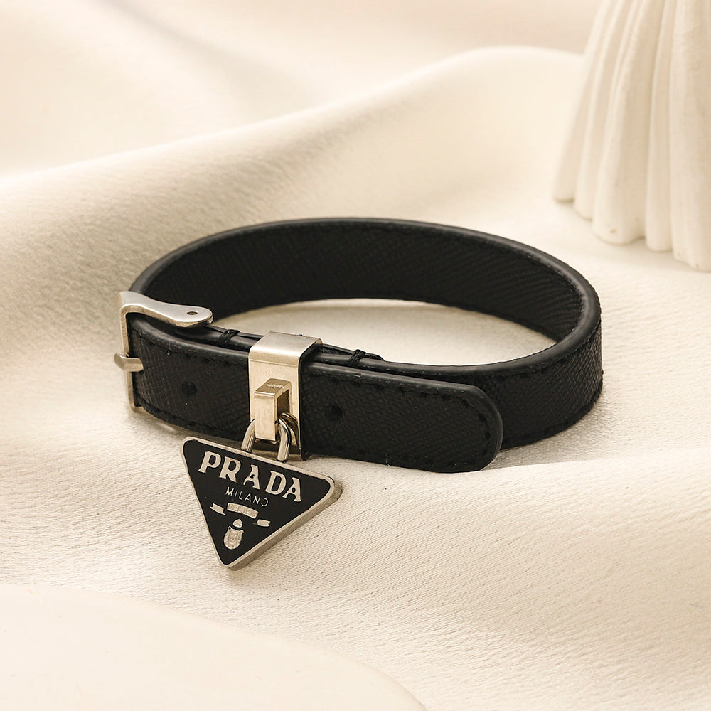 Pulsera de correa con hebilla de charm triangular de acero inoxidable 304
