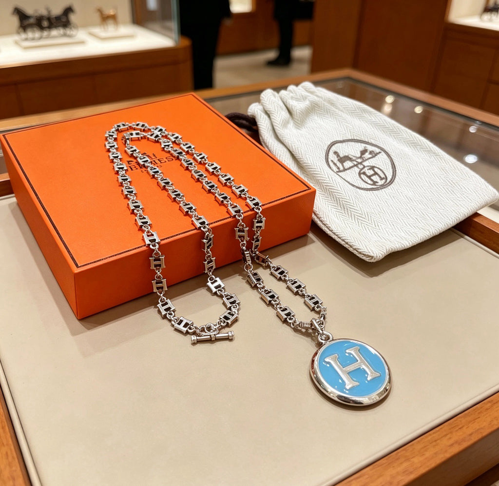 Collier chaîne épaisse avec médaillon H bleu