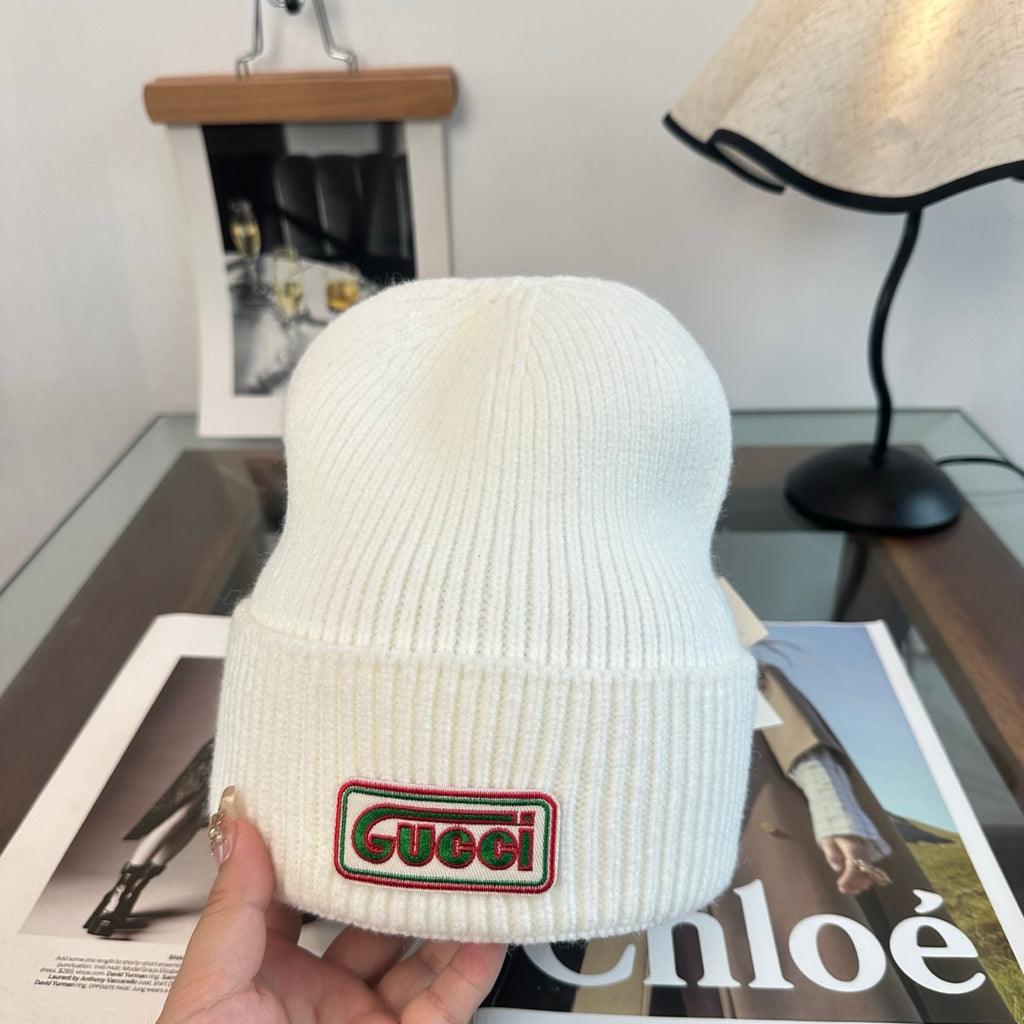 Bonnet côtelé à revers avec écusson lettré